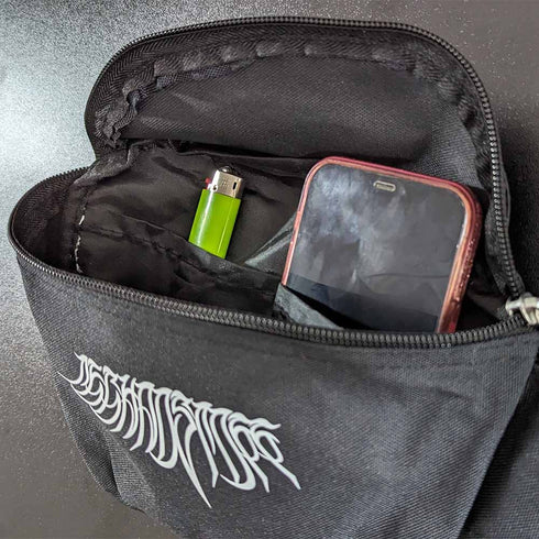 Decay Bauchtasche für Raver in schwarz, geöffnet mit Inhalt